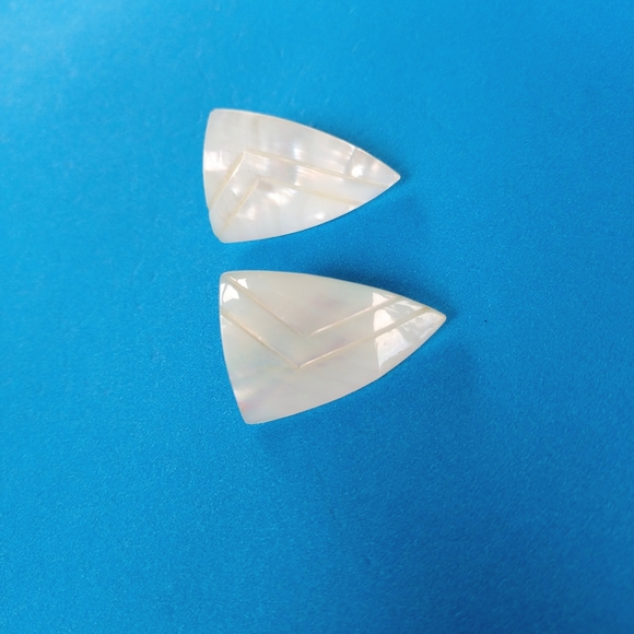 White Mother of Pearl Pierced Earrings Vintage - Picture 5 of 6